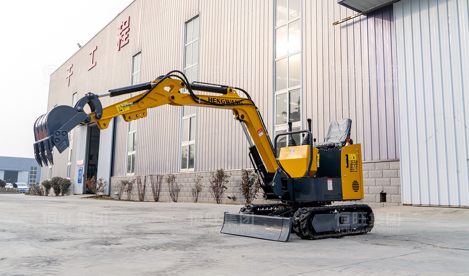 Several reasons why small excavators are easy to enter water